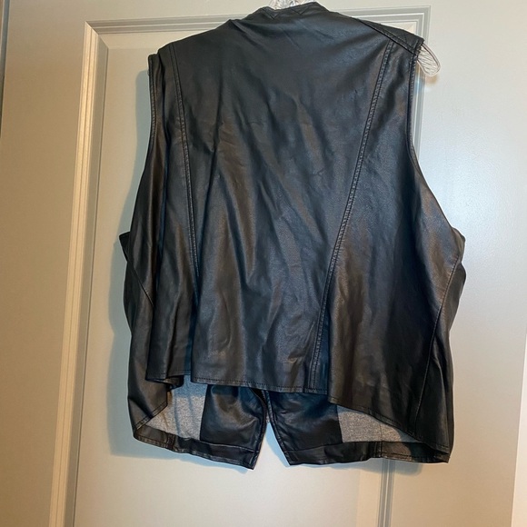 Black Leather Vest with Quilted Shoulders - Picture 5 of 5